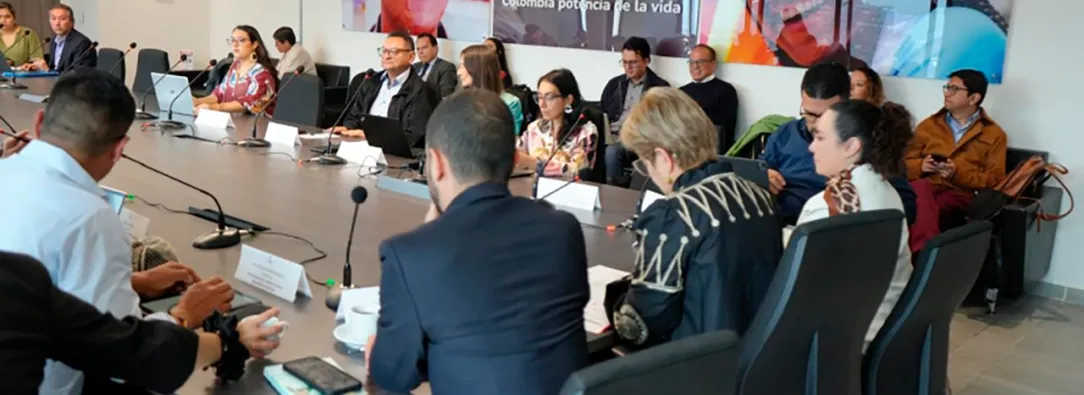 Diálogo tripartito define el salario mínimo 2025 en Colombia