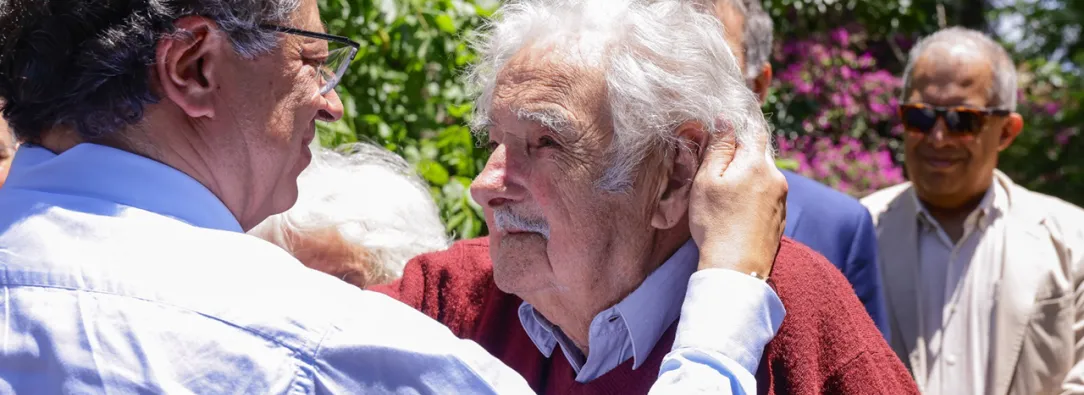 Gustavo Petro condecora a Pepe Mujica con la Cruz de Boyacá 