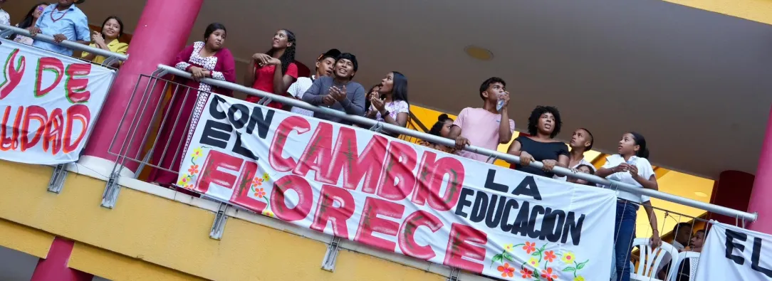 Alumnos de la Universidad de La Guajira celebrando los avances de infraestructura de su alma mater.