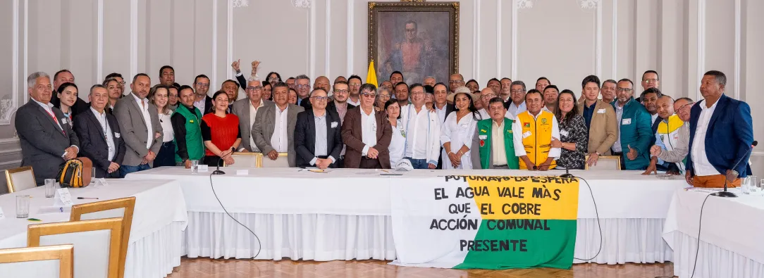 Petro acuerda con líderes comunales en derechos humanos y recursos