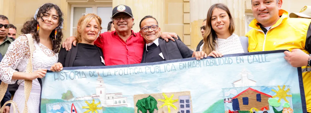 Petro pide servicios para habitantes de calle y será padrino