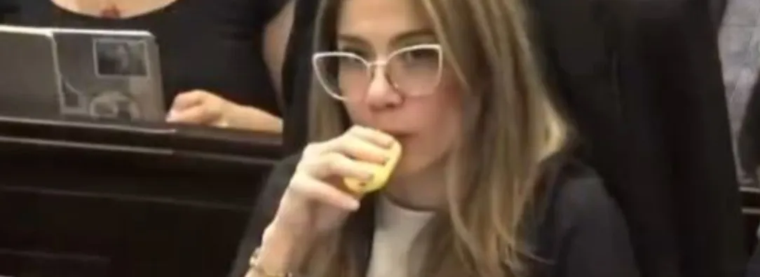 Cathy Juvinao vapeando en el Senado. / Foto: Captura de video.