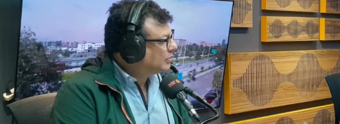 Hollman Morris sobre emisora de Radio Nacional en Leticia. / Foto: RTVC.