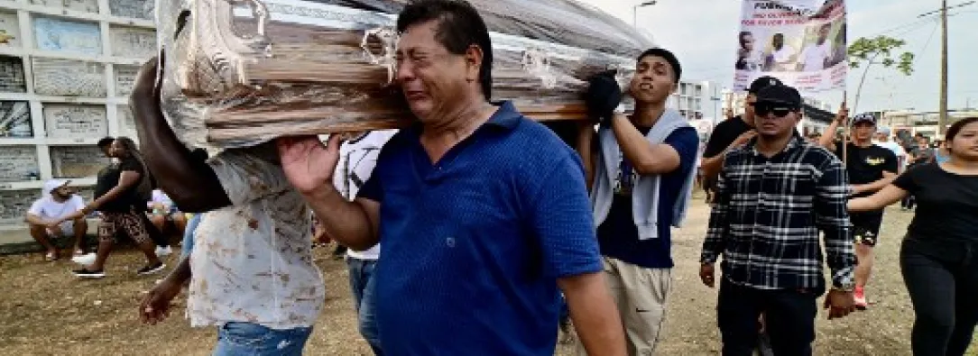 Guayaquil, Ecuador: familiares de las víctimas cargando los cuerpos.