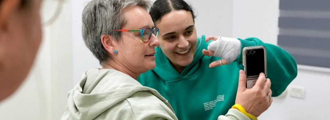 Esta fotografía publicada por el ejército israelí muestra a la ex rehén israelí Emily Damari con su madre Amanda en un lugar no revelado