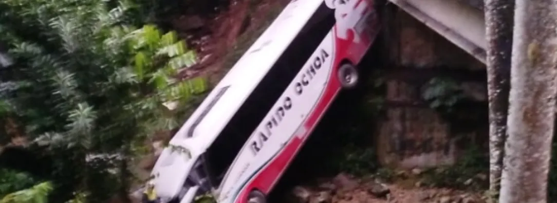 Tragedia en la autopista Medellín-Bogotá: accidente de bus deja tres muertos y 39 heridos  