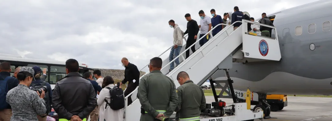 Tercer avión con colombianos deportados desde EE. UU. llega a Bogotá