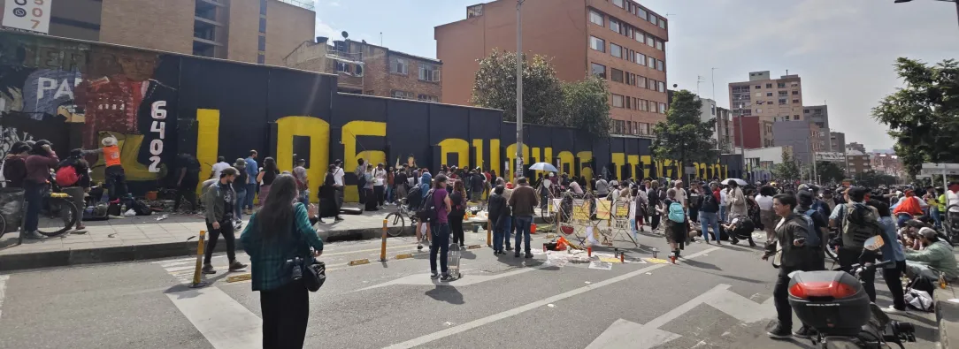 Cubren mural en Bogotá sobre la búsqueda de desaparecidos en La Escombrera