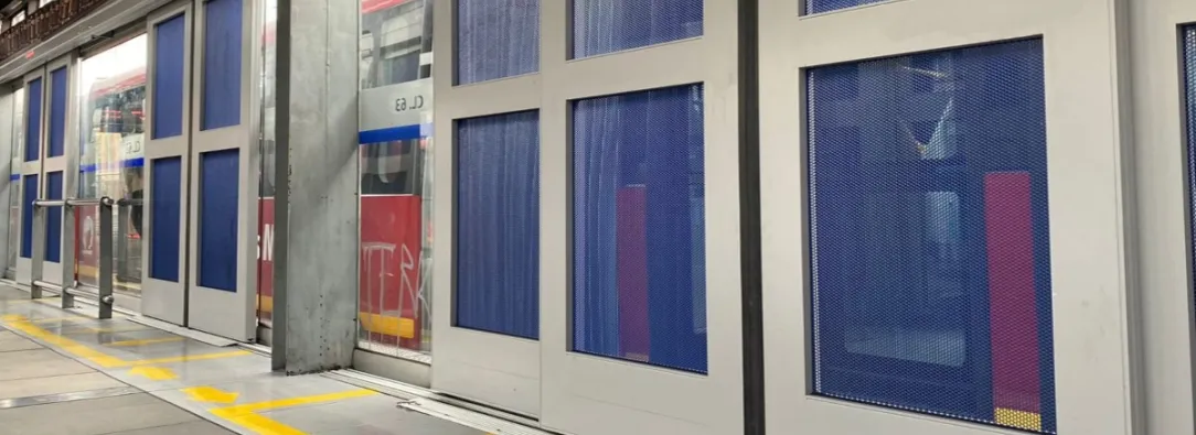 Contraloría señala irregularidades en la contratación de puertas “anticolados” en Transmilenio