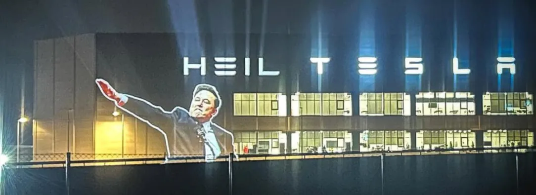 Protesta en Tesla Berlín: Activistas proyectan “Heil Tesla”