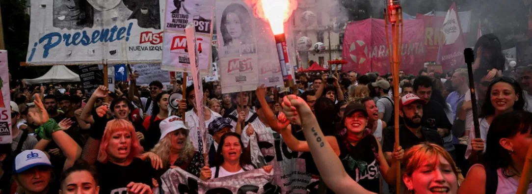 Se reportaron aglomeraciones en plazas de todo el país. / AFP.