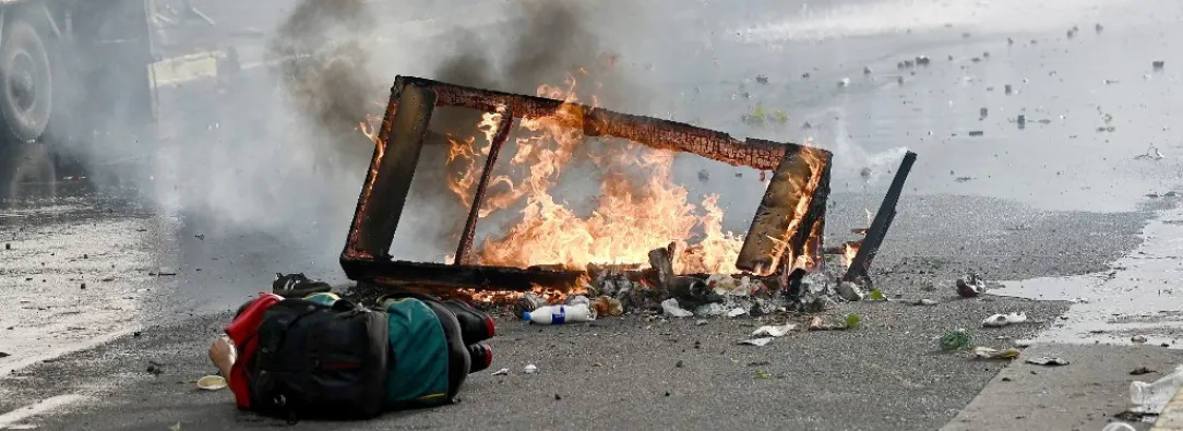 Momento en que el Periodista Pablo Grillo es impactado con un proyectil en las protestas de jubilados en Argentina