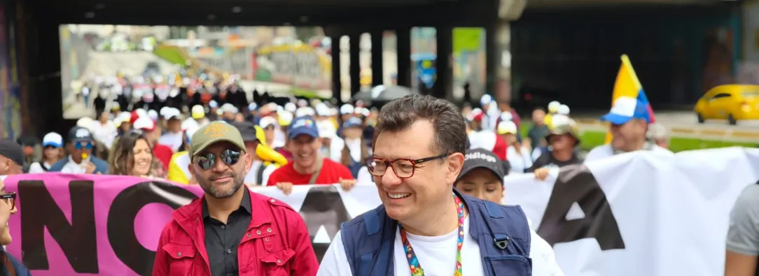 Gerente general de RTVC, Hollman Morris, junto a los trabajadores del Sistema de Medios Públicos en la marcha del 18M, en apoyo a las Reformas Sociales.