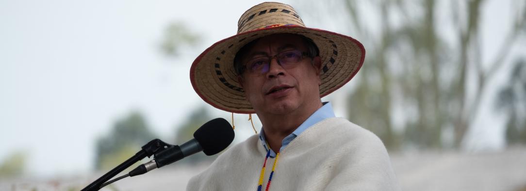 “La sangre indígena está en todas nuestras sangres colombianas, es nuestra raíz ancestral”: Presidente Petro El presidente Gustavo Petro se pronunció en defensa de las comunidades indígenas que han sido objeto de actos de discriminación en Bogotá, en el marco de la Minga Nacional. “La sangre indígena está en todas nuestras sangres colombianas, es nuestra raíz ancestral. Estúpido el que se crea ario, sin serlo, simplemente cae como un árbol sin raíz y nunca más vuelve a levantarse”, escribió el presidente P