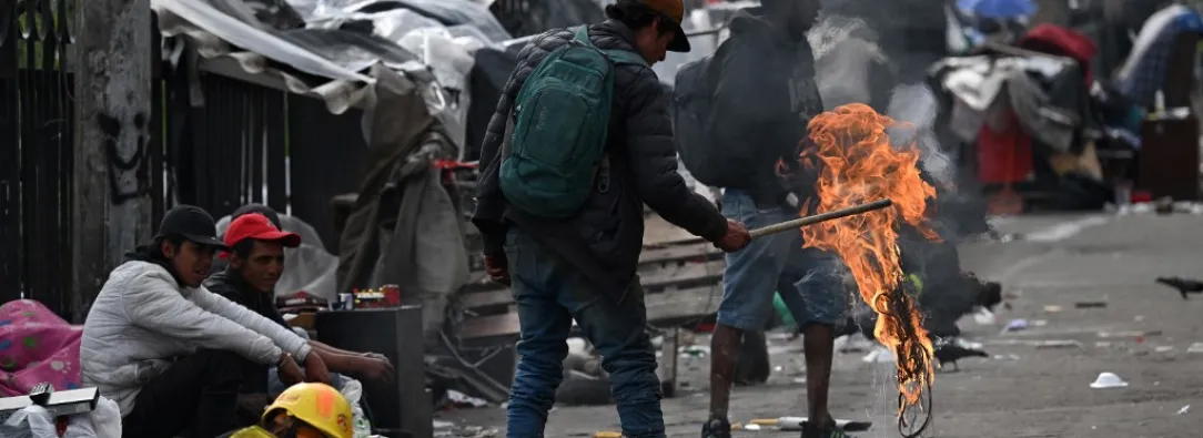 Muebles abandonados, escombros, desechos orgánicos y peligrosos que no son recolectados durante semanas, generan focos de contaminación, plagas y riesgo para niños y niñas. / AFP.