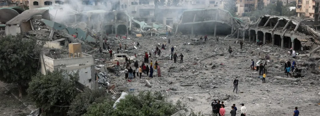 El centro educativo servía como refugio para familias desplazadas por la guerra. / AFP.