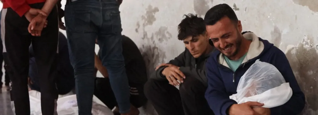 En el Hospital Árabe Al Ahli, Palestinos lloran a sus familiares víctimas en el ataque israelí de este domingo. / Foto: AFP.