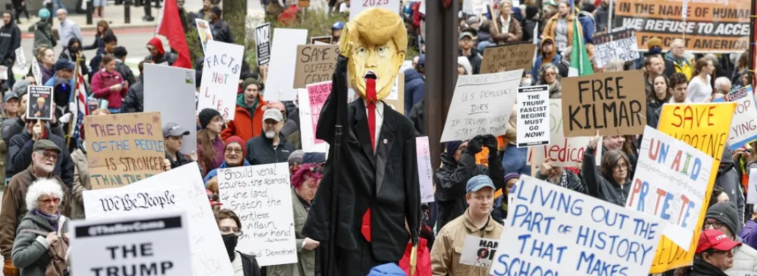 Miles de personas salen a las calles en EE.UU. en otra ola de protestas contra Trump