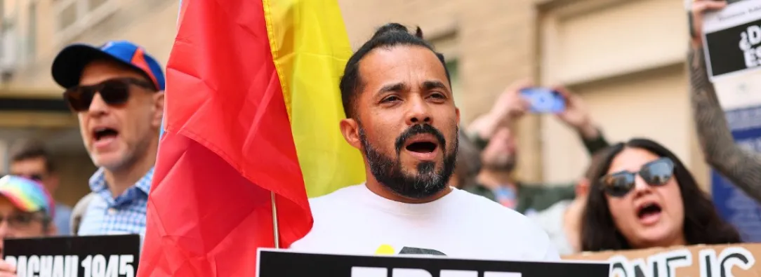 Los expertos afirman que los migrantes fueron expulsados sin garantías judiciales y recluidas en condiciones extremas. / AFP.