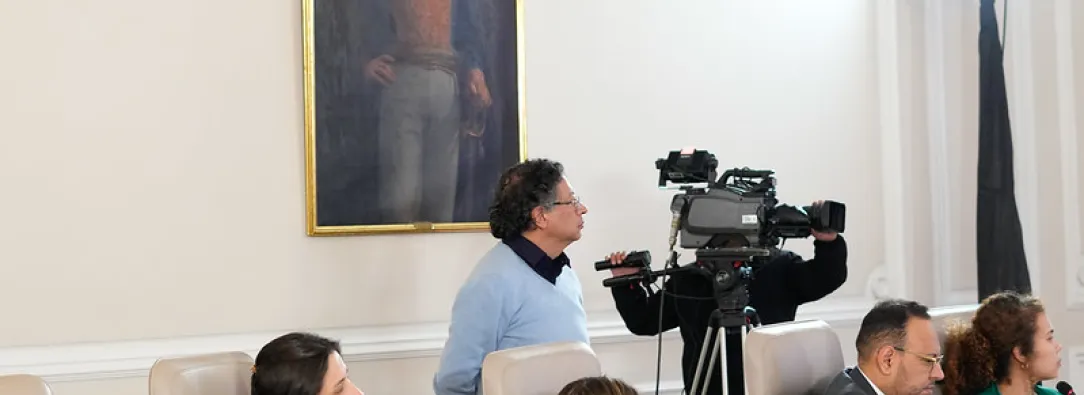 El presidente Petro felicitó a Hollman Morris, gerente de RTVC, por su labor al frente del Sistema de Medios Públicos. / Foto: Presidencia de la República.