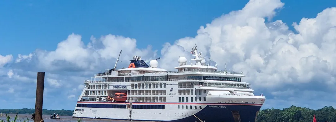 La capital del Amazonas colombiano continúa posicionándose como un atractivo internacional de naturaleza y aventura. Este martes, el crucero Hanseatic Nature, de bandera maltesa, arribó al puerto de Leticia con cerca de 380 pasajeros extranjeros, fortaleciendo la presencia de la región en el mapa del turismo amazónico.  Coordinado por la Dirección General Marítima (Dimar) a través de la Capitanía de Puerto de Leticia, el arribo del buque incluyó estrictos controles de inspección y seguridad. La embarcación,