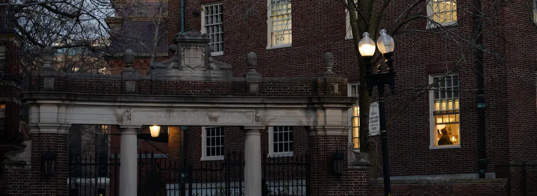 Universidad de Harvard demanda al gobierno de Trump por recortes “ilegales” en financiación