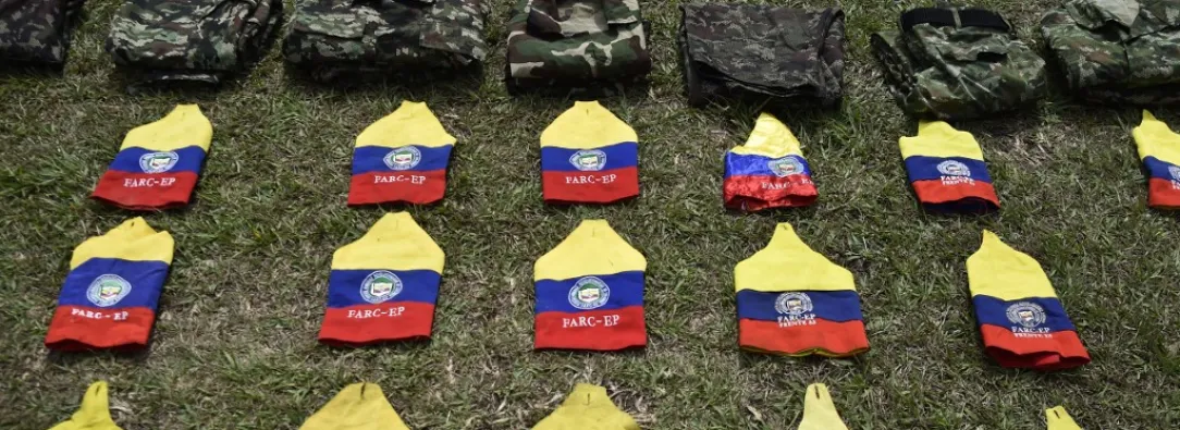 Distintivos de las FARC en el suelo.