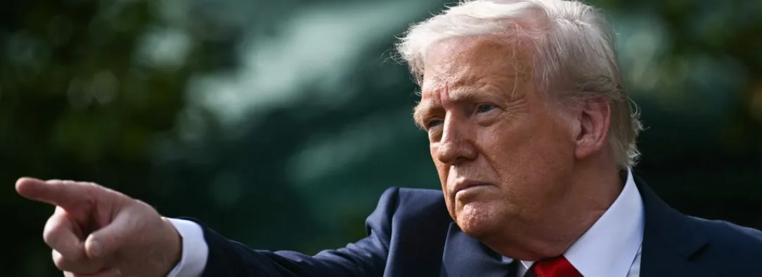 La caída es significativa incluso entre su base electoral. Ha perdido 10 puntos entre votantes blancos sin educación universitaria, 13 puntos entre jóvenes menores de 30 años y 15 puntos entre votantes independientes. / AFP.