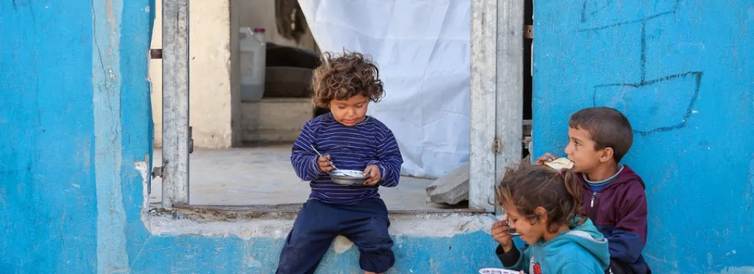 Desde que finalizó el alto al fuego en marzo, más de 3.000 camiones cargados con alimentos, medicinas y suministros esenciales permanecen varados fuera del enclave. / AFP.