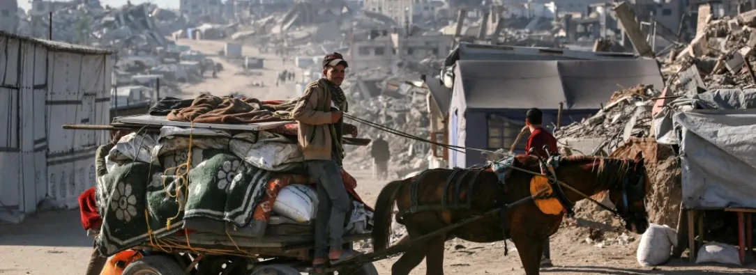 Solo entre martes y viernes, más de 300 personas —la mayoría mujeres y niños— han muerto por ataques aéreos y terrestres en el norte del enclave. / AFP.