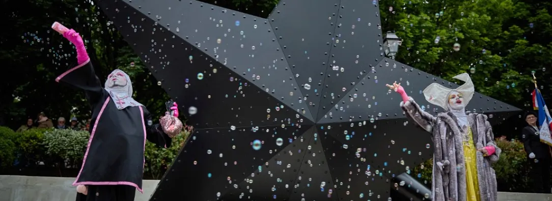 Francia inaugura un monumento a los homosexuales deportados por los nazis