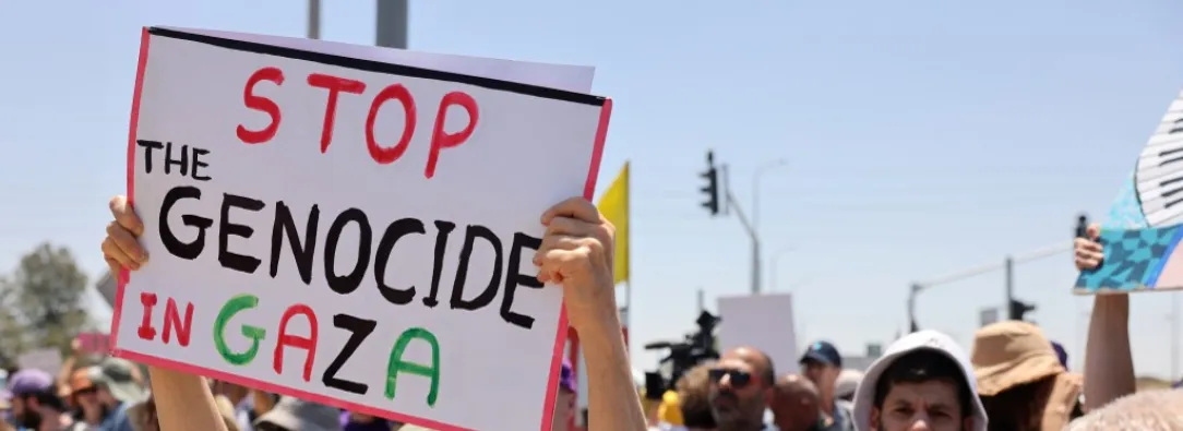 En Gaza, el 94 % de los hospitales han sido dañados o destruidos, mientras se agotan las reservas de anestesia, antibióticos y combustible para unidades de cuidados intensivos. / AFP.