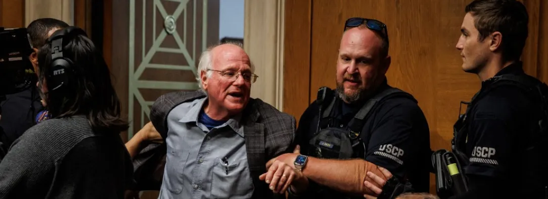La protesta buscaba denunciar el desvío de recursos públicos hacia el financiamiento bélico de Israel mientras se recortan programas sociales y médicos dentro de Estados Unidos. / AFP.