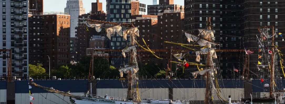 Dos muertos por choque de buque mexicano contra puente de Brooklyn