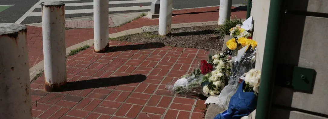 Flores en el lugar donde Elías Rodríguez asesinó a la pareja judía.