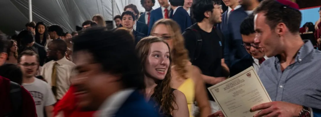 Trump suspende tramite de visas a estudiantes extranjeros