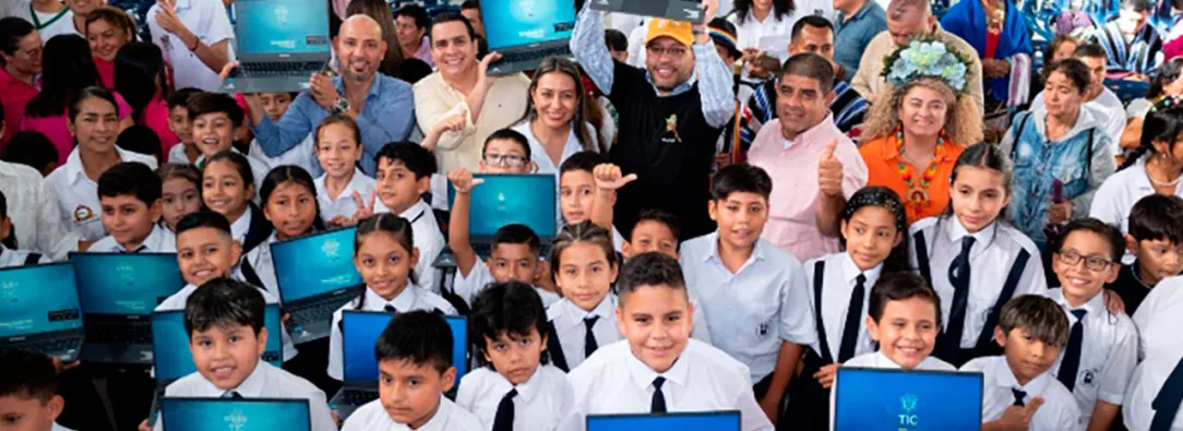 ​​En Mocoa, el ministro de las TIC, Julián Molina entregó computadores para las y los estudiantes del departamento del Putuma​yo.