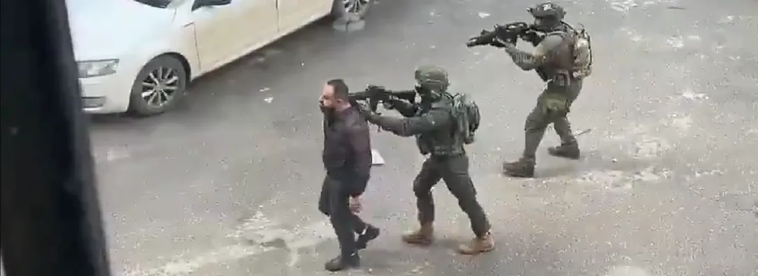 Soldado del Ejército israelí utiliza como escudo humano a un palestino