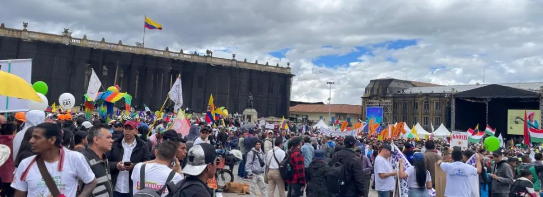 Personas concentrándose para el Paro Nacional en la Plaza de Bolívar