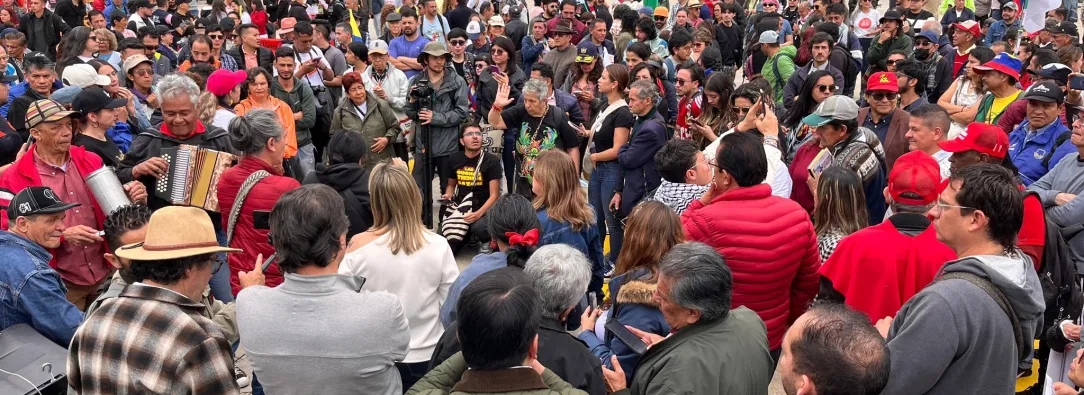Decenas de personas se reúnen este domingo en cabildo popular en Bogotá