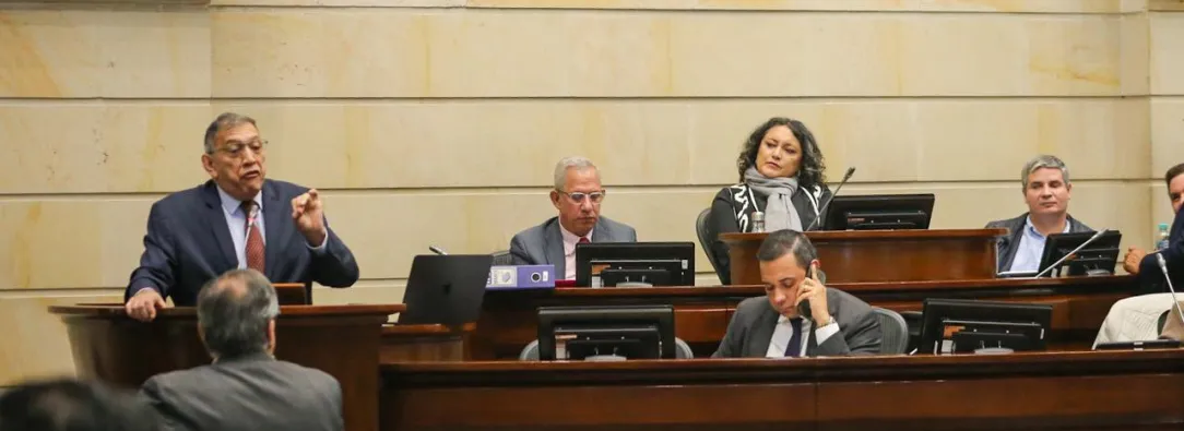 Reforma laboral entra de nuevo a debate en el Congreso en medio de fuertes tensiones políticas y sindicales