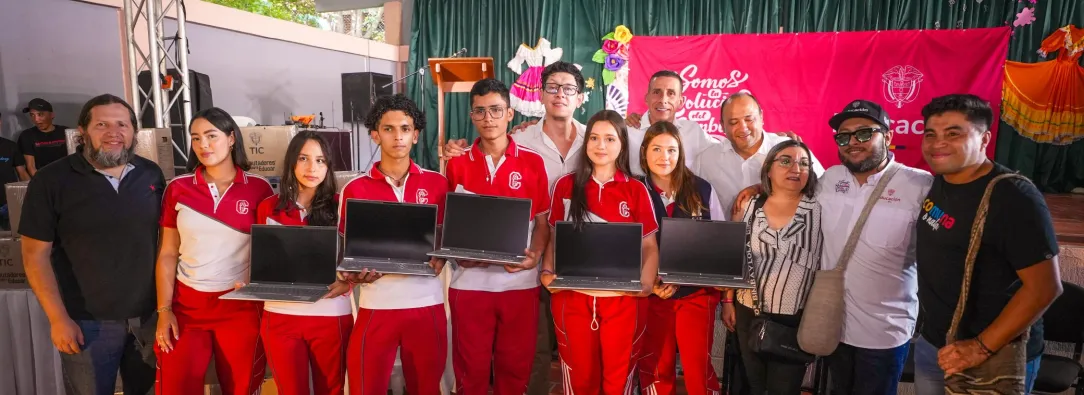 ​El ministro de Educaci​ón, Daniel Rojas, hace entrega de los computadores