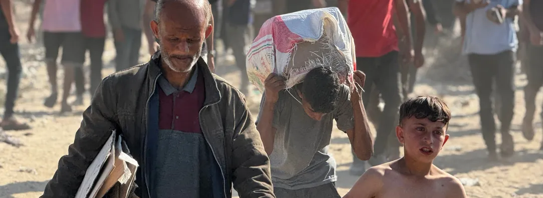 Palestinos recogen ayuda humanitaria de la ONU