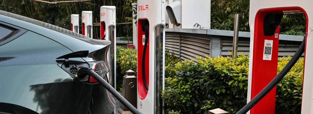 Un auto Tesla recargando su energía