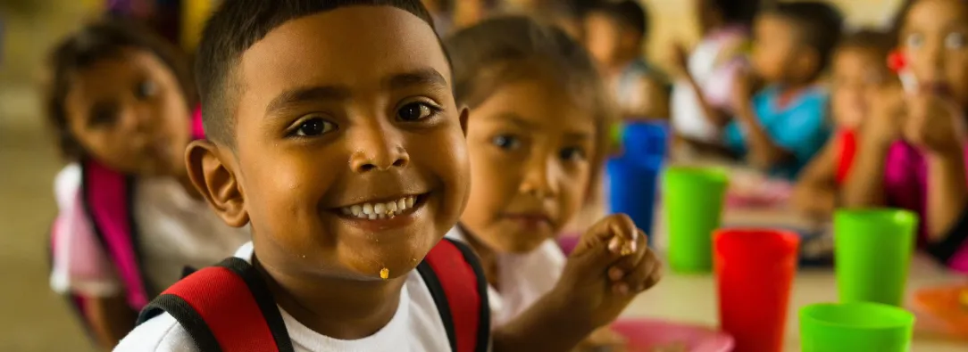 Niños recibiendo alimentación del PAE.