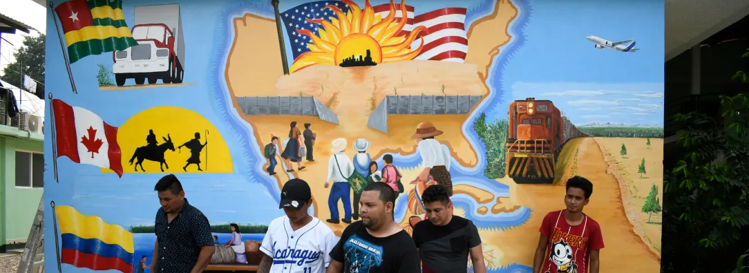Migrantes latinos en un barrio de Los Ángeles, Estados Unidos