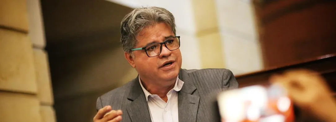 La aparente “causa por la vida y la salud” termina, en el análisis del senador, por camuflar una operación de sabotaje político articulada. / Foto: Prensa Senado de la República.