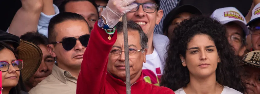 Custodiado por la Guardia Presidencial y ante la ovación de los asistentes, el presidente empuñó la espada de Bolívar y la levantó hacia una audiencia que llegaba más allá de los linderos de la emblemática plaza. / RTVC Noticias.