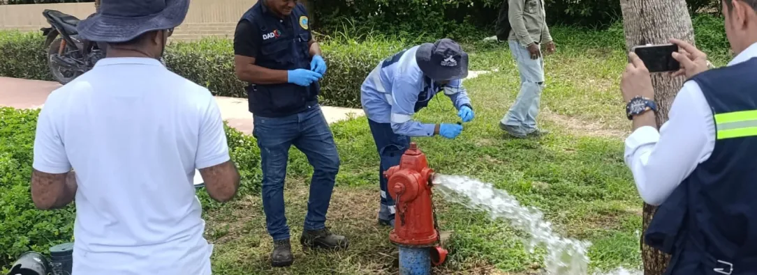 Técnicos revisando el acueducto.