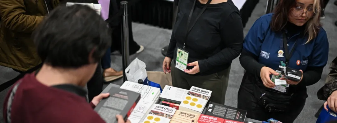 Entrega de libros en la Filbo. / Foto: AFP.